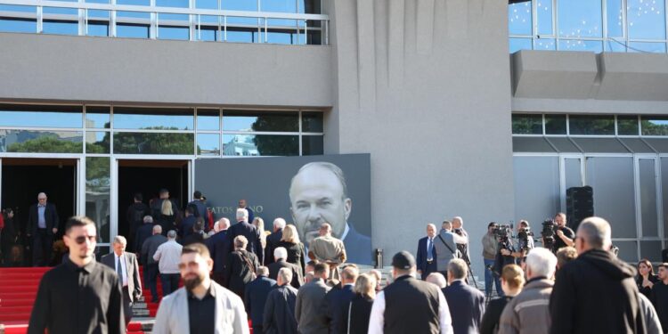 Foto/ Radhë qytetarësh për të nderuar ish-kryeministrin Fatos Nano në ceremoninë e tij të fundit