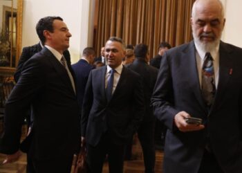 Fotolajm: Rama i përkushtuar pranë telefonit, reagon Albin Kurti. Çfarë nuk u pa nga takimi me liderët e rajonit?
