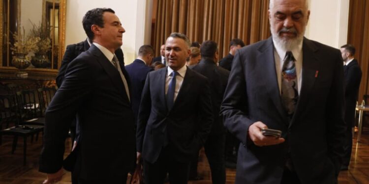 Fotolajm: Rama i përkushtuar pranë telefonit, reagon Albin Kurti. Çfarë nuk u pa nga takimi me liderët e rajonit?