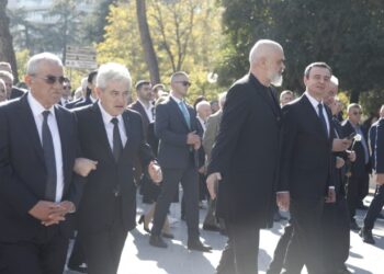 Fotot: Miqtë dhe armiqtë bashkë në homazhet për ish-kryeministrin Nano; Kurti pranë Ali Ahmetit, bisedon me Ramën. Berisha dhe Begaj mungojnë.