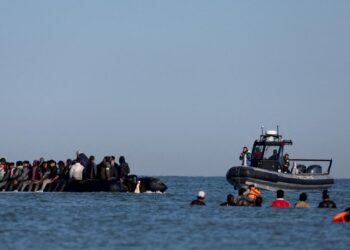 Franca në Veprim: Forcat e Sigurisë do të Bllokojnë Gomonet me Emigrantë në La Mansh – Çfarë do të Ndryshojë Pas Muajsh Tensioni nga Britania?