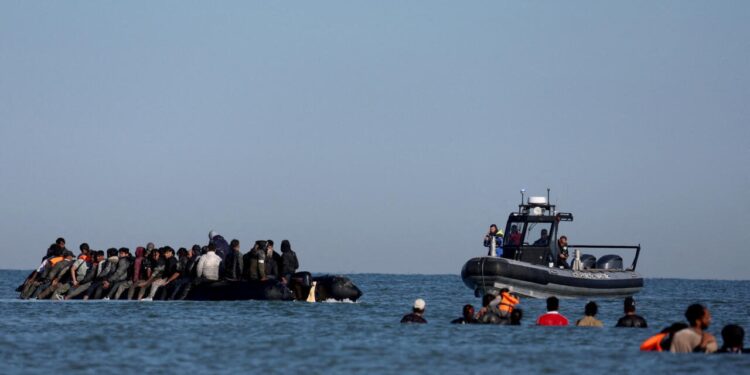 Franca në Veprim: Forcat e Sigurisë do të Bllokojnë Gomonet me Emigrantë në La Mansh – Çfarë do të Ndryshojë Pas Muajsh Tensioni nga Britania?