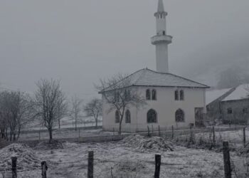 Fshatrat e Librazhdit mbulohen nga dëbora, rrugët vazhdojnë të jenë të kalueshme.