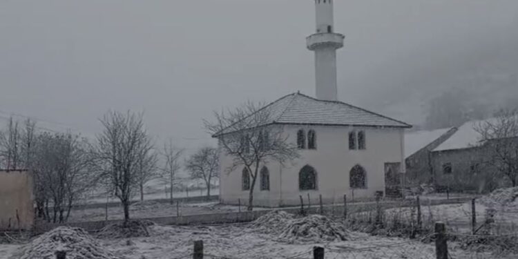 Fshatrat e Librazhdit mbulohen nga dëbora, rrugët vazhdojnë të jenë të kalueshme.