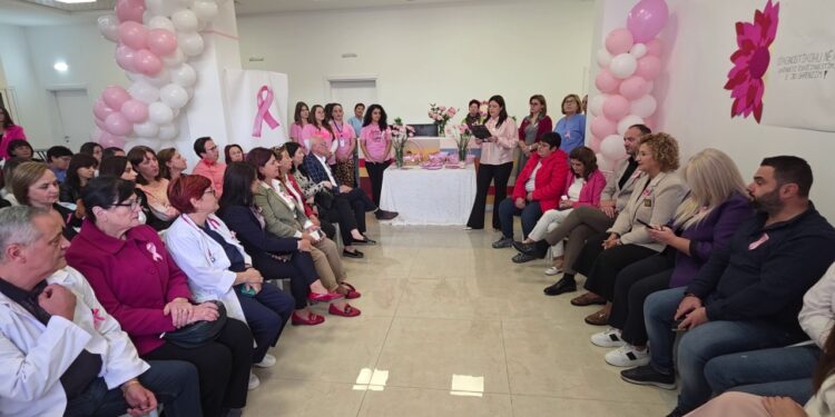 Fushata e vetëdijesimit për “Tetorin Rozë” mbyllet në Fier, mjekët i inkurajojnë qytetarët të kryejnë kontrolle.