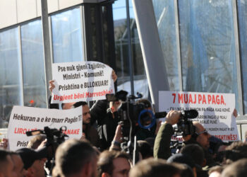 Galeria e fotografive nga protesta e transportuesve privatë para Komunës dhe Qeverisë (Foto: KOHA)