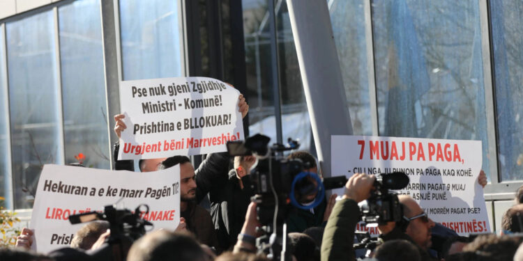 Galeria e fotografive nga protesta e transportuesve privatë para Komunës dhe Qeverisë (Foto: KOHA)