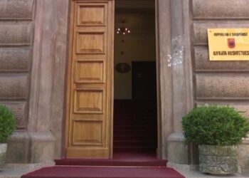 Garë e dyshimtë për Kushtetuesen: Zbulohen shkeljet gjatë procesit, Sokol Sadushi injoroi rregullat dhe "u drejtua" Asim Vokshin si fitues.