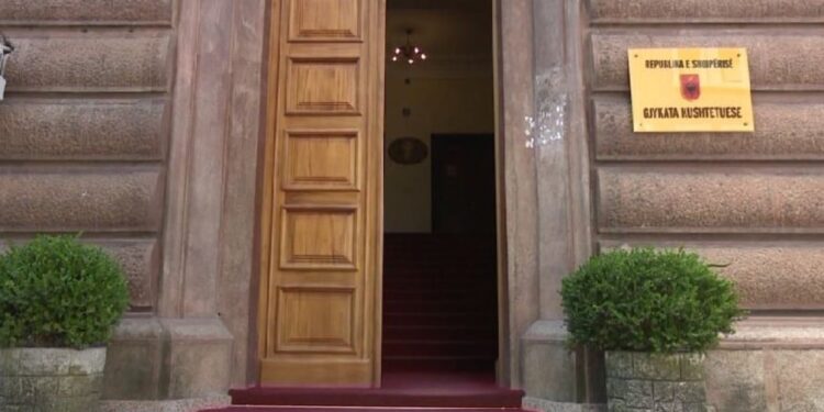 Garë e dyshimtë për Kushtetuesen: Zbulohen shkeljet gjatë procesit, Sokol Sadushi injoroi rregullat dhe "u drejtua" Asim Vokshin si fitues.