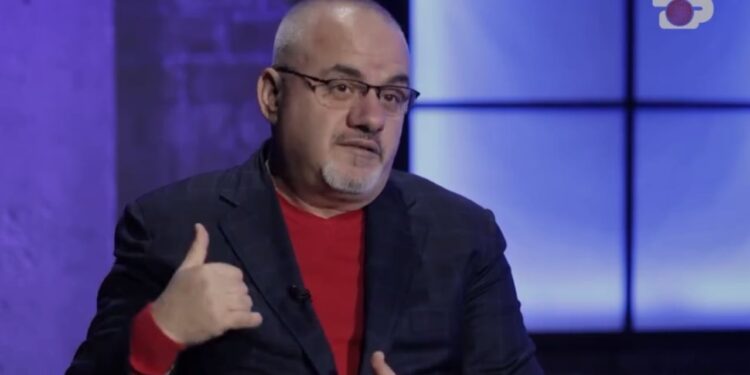 Gazetari Artan Hoxha shpallet i papërshtatshëm nga Greqia, reagimi i deputetit të PS, Ardit Bido: Shkelja më e rëndë e vlerave evropiane.