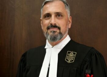 Gjyqtari Vokshi e quan përbaltje atë që shpallet për informacionin në KED si agjent shërbimesh, ndërsa Top Channel po mbron raportimin e saj bazuar në dokumente zyrtare.