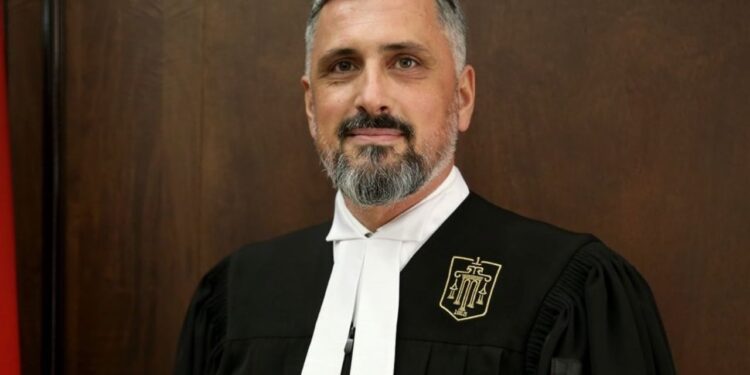 Gjyqtari Vokshi e quan përbaltje atë që shpallet për informacionin në KED si agjent shërbimesh, ndërsa Top Channel po mbron raportimin e saj bazuar në dokumente zyrtare.