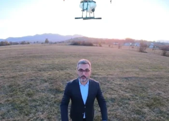 Gola premton të ndihmojë Gjakovën në ndërtimin e një fabrike për prodhimin e dronëve ushtarakë.