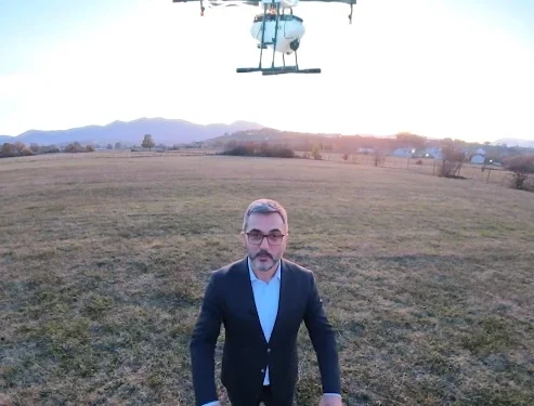 Gola premton të ndihmojë Gjakovën në ndërtimin e një fabrike për prodhimin e dronëve ushtarakë.