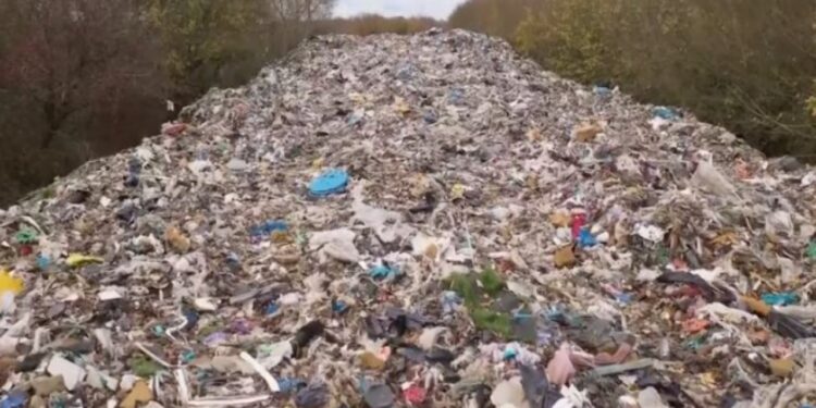 Grumbuj plehrash pranë lumit në Angli mund të shkaktojnë një katastrofë mjedisore