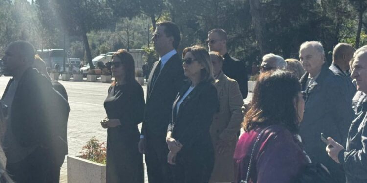 Grupi parlamentar i PS dhe Lulzim Basha presin homazhet për nderim të liderit historik Fatos Nano