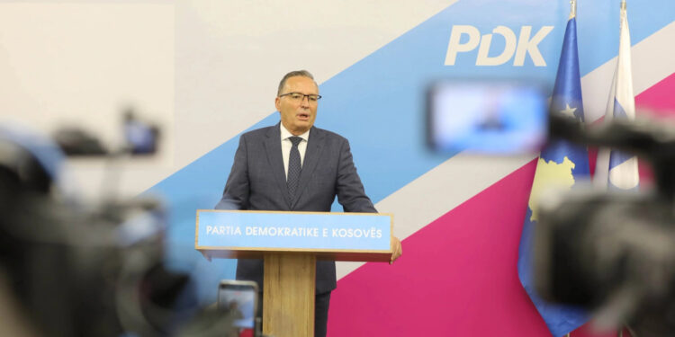 Hamza nuk është i lidhur me asnjë parti, por deklaron se është më afër opozitës.