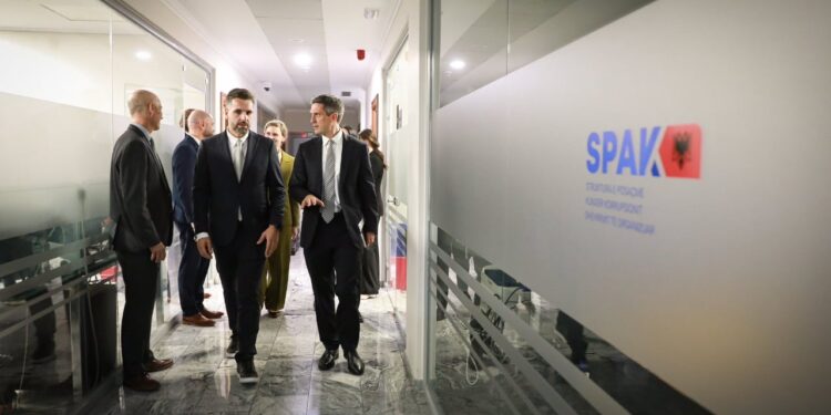 Hapja e Qeverisë Amerikane: Ambasada e SHBA në Tiranë Kthehet në Bashkëpunim të Rregullt