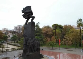 Historia e monumentit të pavarësisë: Skulptori Mumtaz Dhrami tregon ndërhyrjet e Byrosë mbi simbolin e luftës për liri