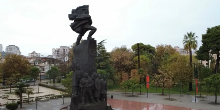 Historia e monumentit të pavarësisë: Skulptori Mumtaz Dhrami tregon ndërhyrjet e Byrosë mbi simbolin e luftës për liri
