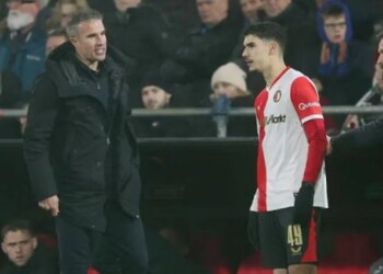 I jati trajner aktivizon djalin, historia unikë e Robin van Persie në ndeshjen Feyenoord-Celtic!