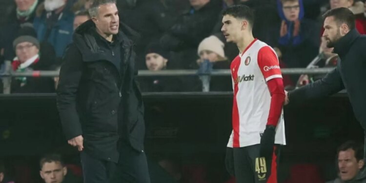 I jati trajner aktivizon djalin, historia unikë e Robin van Persie në ndeshjen Feyenoord-Celtic!