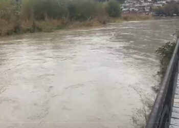 Intensitet i lartë reshjesh në Berat, lumi Osum rrezikon përmbytjen e tokave bujqësore.