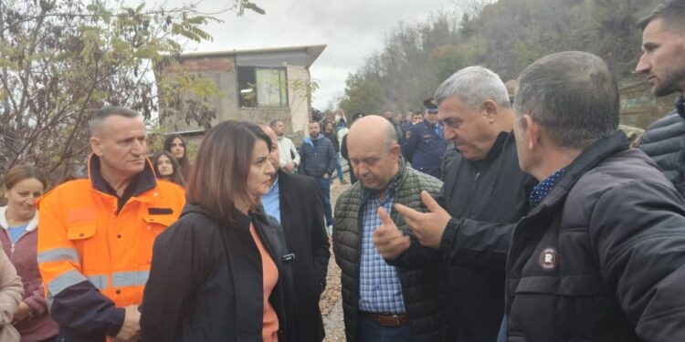 Intensiviteti i shiut dëmton krahun e urës së Shëmrizës, ministrja Koçiu: Nevojitet zgjidhje e shpejtë për lëvizjen e 1700 banorëve.