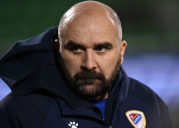 Ish-futbollisti i Tiranës ndërron jetë në fushë gjatë ndeshjes në kampionatin serb, reagim nga klubi bardheblu