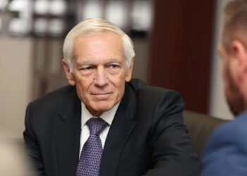 Ish-komandanti i NATO-s, Wesley Clark, fillon dëshminë në Hagë