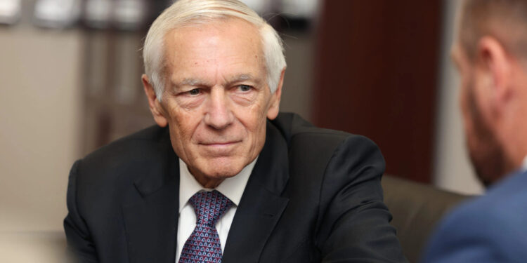 Ish-komandanti i NATO-s, Wesley Clark, fillon dëshminë në Hagë