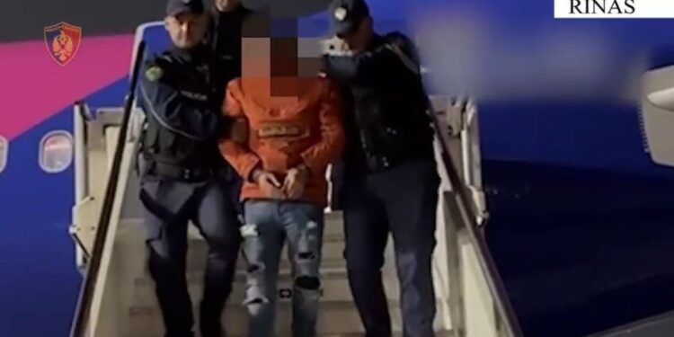 Ishte anëtar i grupeve kriminale që trafikojnë drogë nga Shqipëria në Europë, 39-vjeçari shqiptar ekstradohet nga Italia.