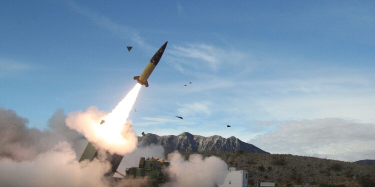 Joe Biden heq kufizimet për përdorimin e tyre, Ukraina sulmon objektivat ushtarake ruse me raketat ATACMS.