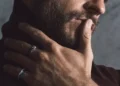 “Jonathan Bailey shpallet si burri më tërheqës në botë nga revista 'People'!”