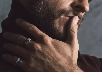 “Jonathan Bailey shpallet si burri më tërheqës në botë nga revista 'People'!”