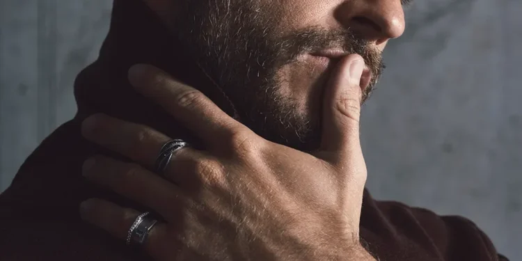 “Jonathan Bailey shpallet si burri më tërheqës në botë nga revista 'People'!”