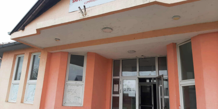 KKZ po heton drejtorin e shkollës në Lummadh të Vushtrrisë, dyshimet për trysni ndaj votuesve.