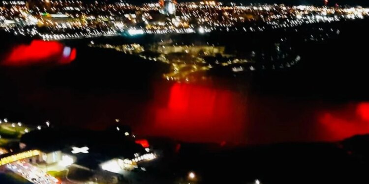 Kanadaja 'vishen' me ngjyrat e flamurit tonë, Ujëvara e Niagarës 'ndriçohet' në kuqezi.