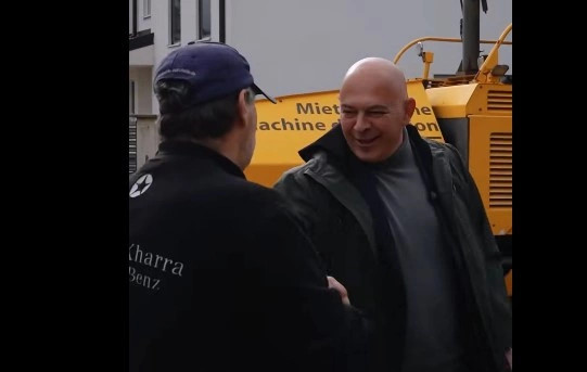 Kandidatët e AAK-së vizitojnë vendet e punës dhe premtuan projekte të reja