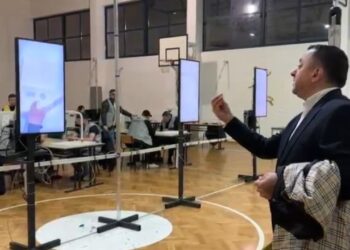 Kandidati i pavarur arrin në qendrën e votimit, Gjergji Nika u bën thirrje numëruesve socialistë: Edhe nëse do të fitoni, Vlorën nuk e qeverisim me…