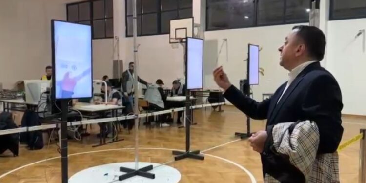 Kandidati i pavarur arrin në qendrën e votimit, Gjergji Nika u bën thirrje numëruesve socialistë: Edhe nëse do të fitoni, Vlorën nuk e qeverisim me…