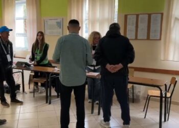 Katër qendra votimi në Vlorë nuk kanë filluar procesin, qytetarët e kanë të pamundur të votojnë.