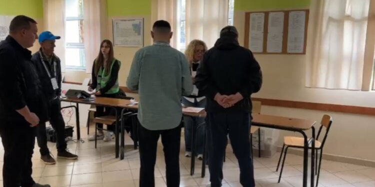 Katër qendra votimi në Vlorë nuk kanë filluar procesin, qytetarët e kanë të pamundur të votojnë.