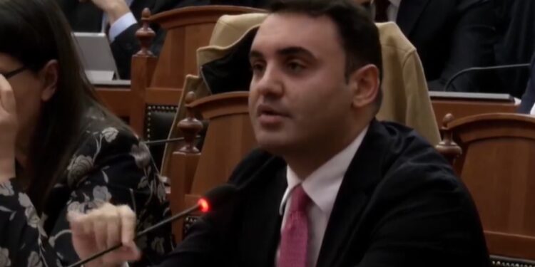 Këlliçi drejtohet Ballës: Të mos përfshijmë familjarët në këtë debat dhe t’i mbajmë jashtë sallës.