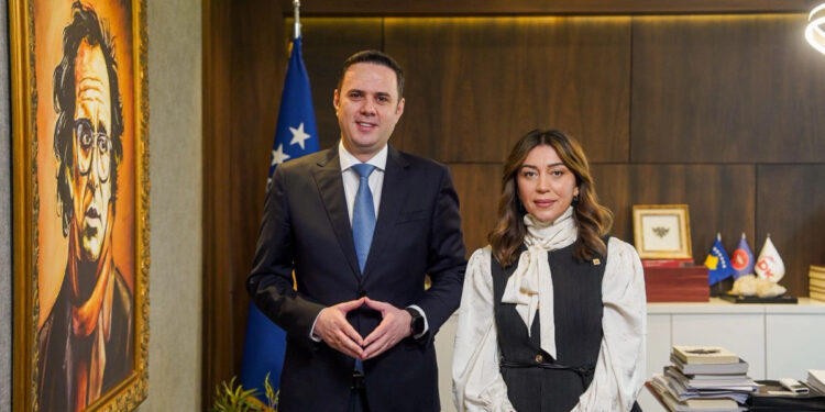 Këngëtarja Adelina Thaçi iu bashkua Lidhjes Demokratike të Kosovës