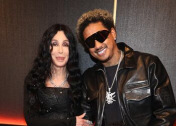 Këngëtarja e njohur flet për marrëdhënien me partnerin 40 vjet më të ri: Ai më thotë që po plakem, por…