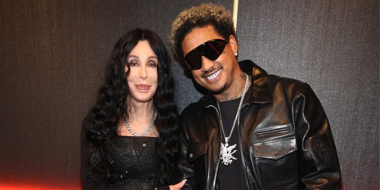 Këngëtarja e njohur flet për marrëdhënien me partnerin 40 vjet më të ri: Ai më thotë që po plakem, por…