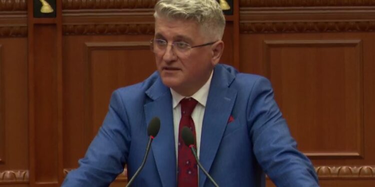 "Klevisi i armatosur, Xheferri përgatitur me fishekë e Himçi me mitraloz" / Satira e Gjekmarkajt për seancën e Kuvendit: Konflikti me tre figurat e parlamentarizmit Niko, Tao dhe Toni.