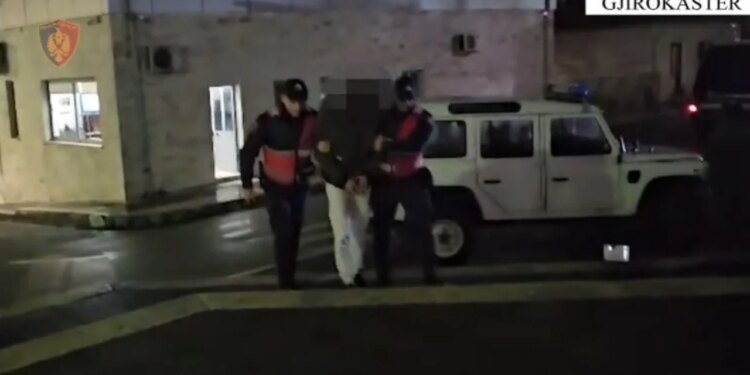 Kokainë e gjetur në zona të ndryshme të Gjirokastrës, operacion arrestimesh: Ja cilët janë 10 personat e arrestuar.