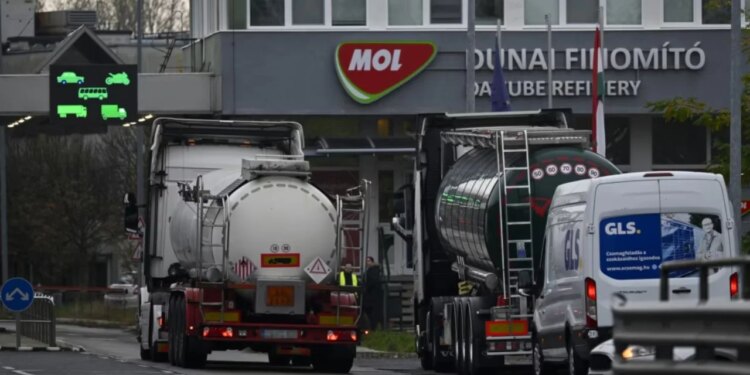 Kompania hungareze fillon bisedimet për të blerë aksione në kompaninë ruse të naftës në Serbi.